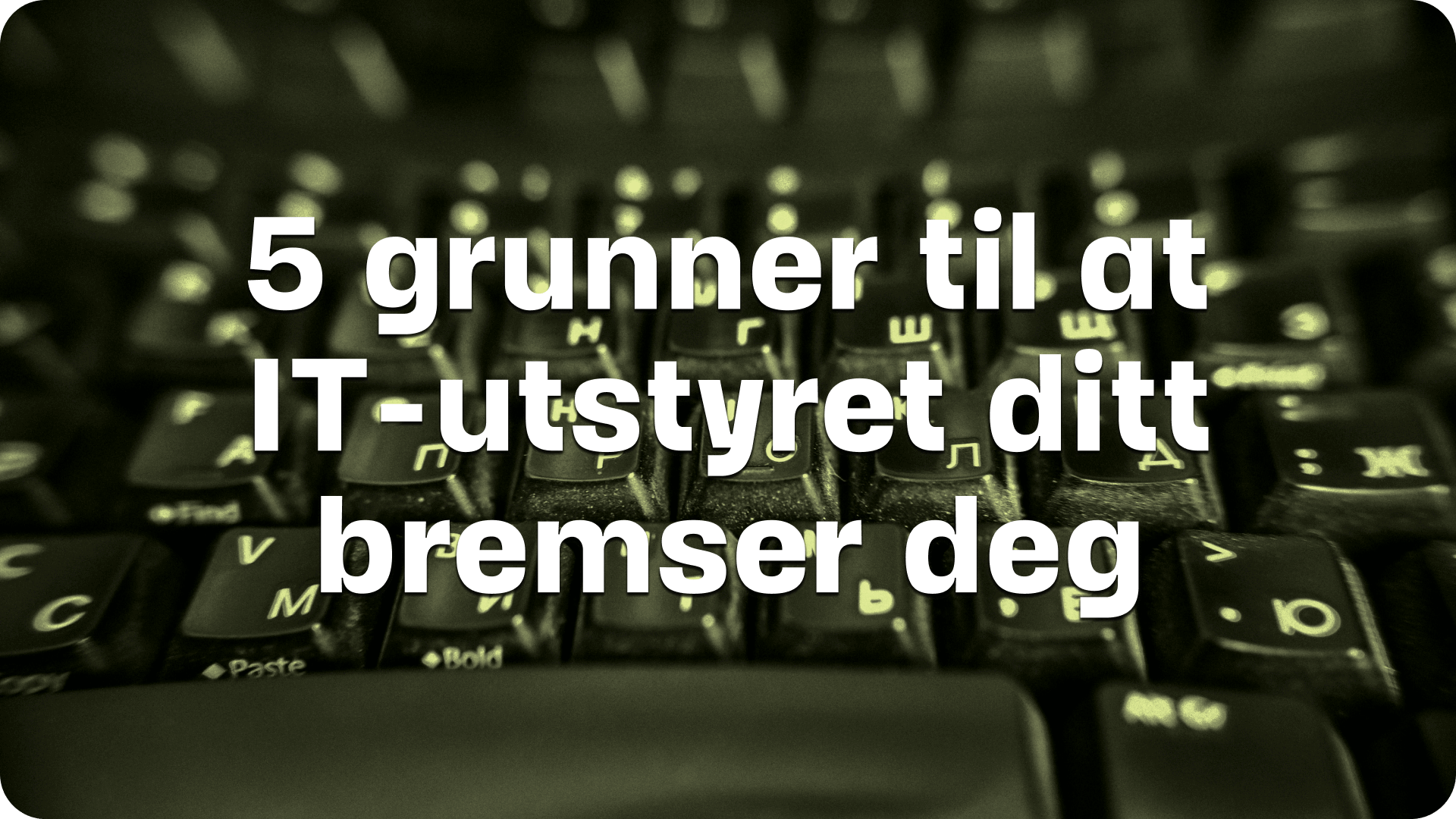 5 grunner til at IT-utstyret ditt bremser deg thumbnail. Gammelt tastatur i bakgrunnen.